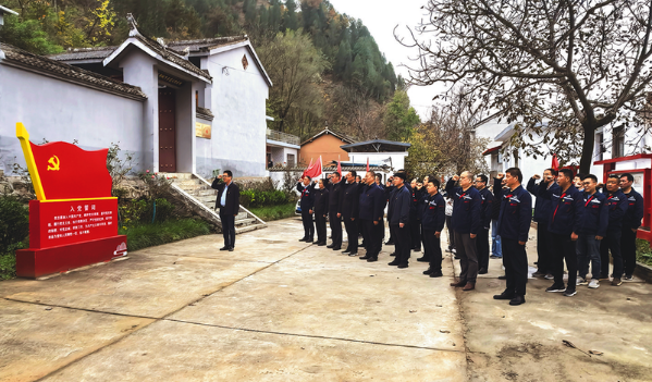 11月1日，中鐵七局西十高鐵項目黨支部開展“追尋革命遺跡 砥礪奮進前行”主題黨日活動，組織黨員干部前往陜西商洛市“麻街地下交通站”紅色教育基地實地踐學，旨在充分調(diào)動參建員工的積極性、主動性和創(chuàng)造性，凝心聚力決戰(zhàn)四季度。