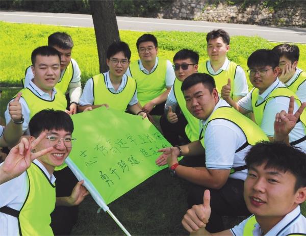 7月12日，中鐵九局四公司組織2023屆新員工在沈陽(yáng)棋盤山開展團(tuán)建活動(dòng)。多樣的活動(dòng)形式，讓新員工體會(huì)團(tuán)隊(duì)共同拼搏的樂趣，盡快融入集體。吳可越 趙海峰_副本